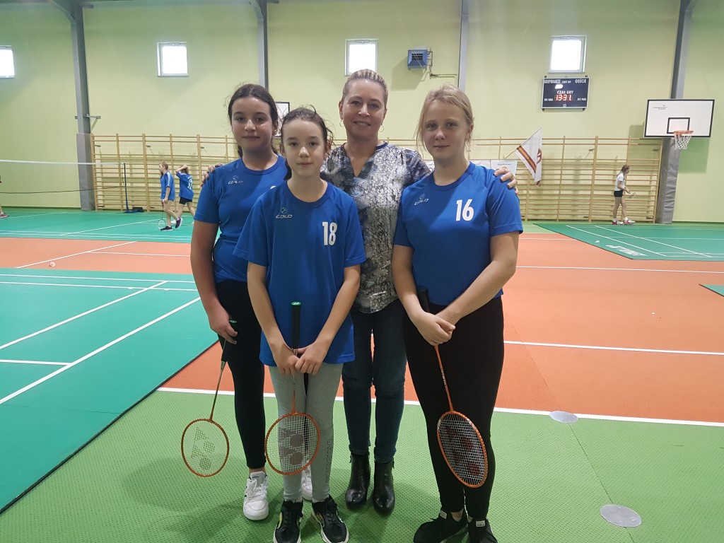 II miejsce i kwalifikacje do Rejonu naszych badmintonistek!