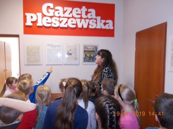 Uczniowie klasy IIa w redakcji Gazety Pleszewskiej