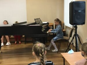 Uczennica gra na fortepianie