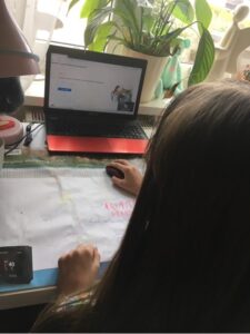 Uczennica rozwiązuje internetowy test SKO