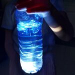 W podświetlonej butelce widać meduzę wykonaną z folii