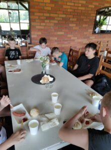 Uczniowie wspólnie jedzą posiłek