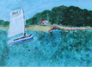 Praca plastyczna przedstawia łódkę płynącą po wodzie. W tle widać plażę i drzewa.