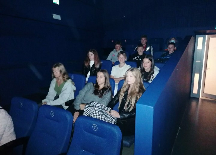 Uczniowie na widowni kina